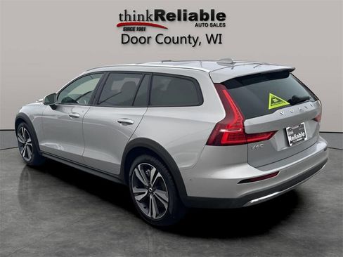 Used 2025 Volvo V60 B5 Cross Country Plus image 3