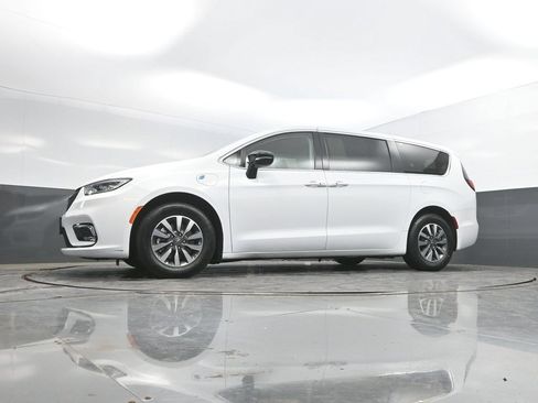Used 2024 Chrysler Pacifica Limited FWD image 35