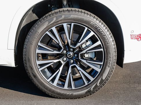 Used 2023 Volvo XC90 T8 Plus image 9