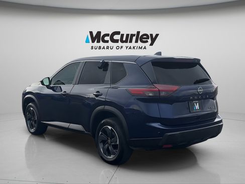 Used 2024 Nissan Rogue SV image 3