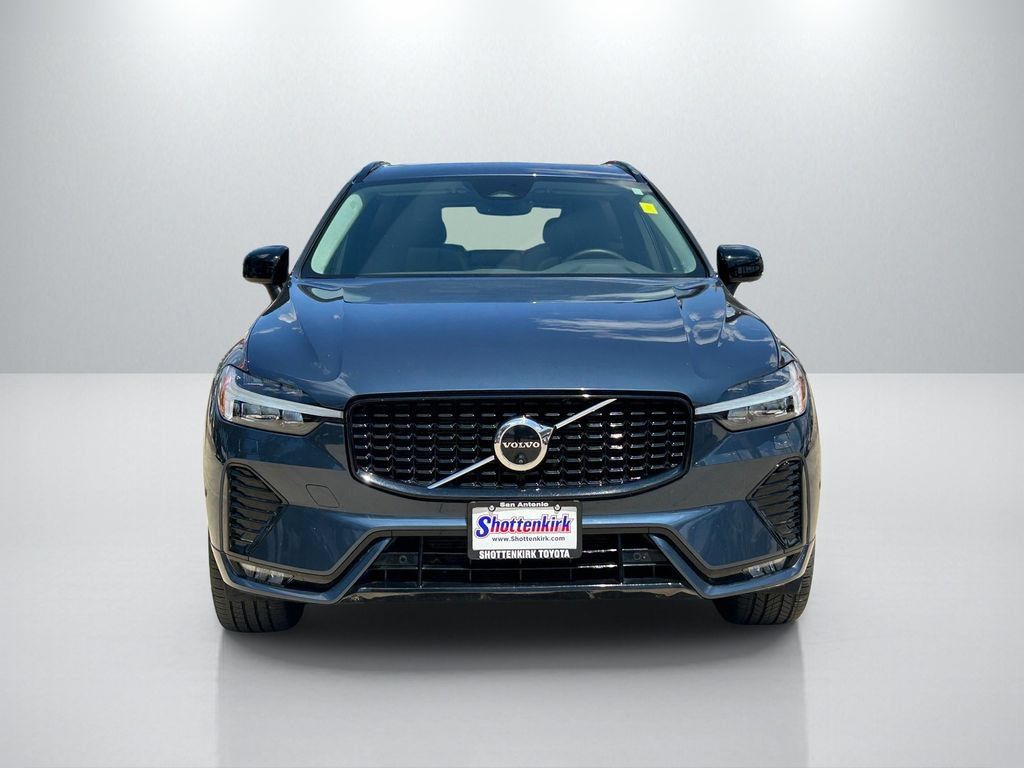 Used 2024 Volvo XC60 B5 Plus AWD/4WD image 2