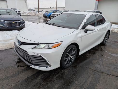 Certified 2022 Toyota Camry XLE image 3