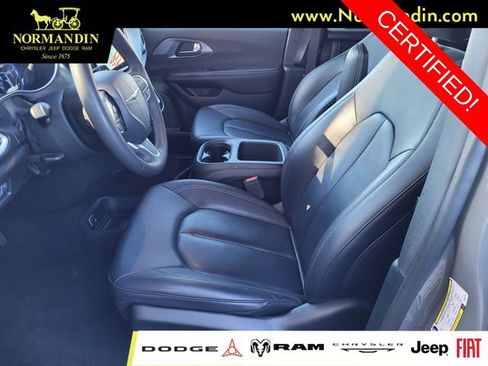 Certified 2025 Chrysler Pacifica Select FWD image 15