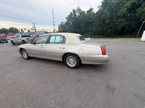 Used 1999 Lincoln Town Car Signature RWD image 40