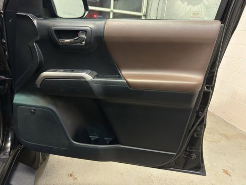 Used 2016 Toyota Tacoma Limited image 21