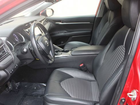 Used 2020 Toyota Camry SE image 9