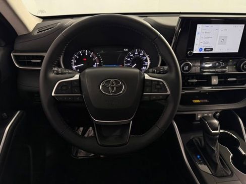 Used 2025 Toyota Highlander XLE FWD image 21