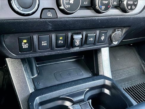 Used 2020 Toyota Tacoma TRD Off-Road w/ Technology Package image 30