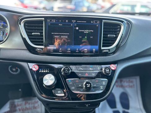 Used 2026 Chrysler Pacifica Select image 13