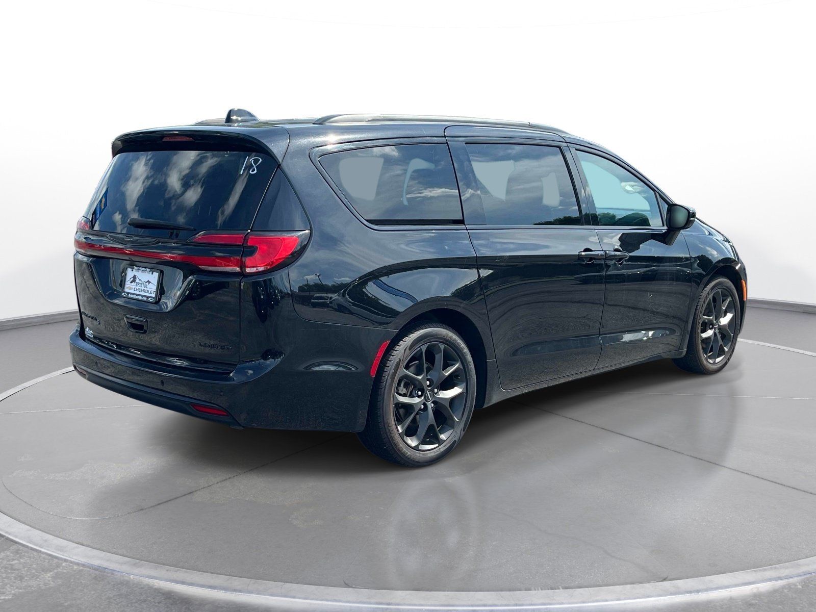 Used 2025 Chrysler Pacifica Limited FWD image 4