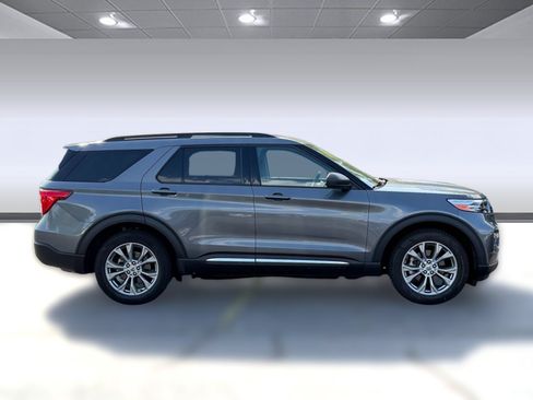 Used 2021 Ford Explorer XLT w/ Equipment Group 202A AWD/4WD image 6