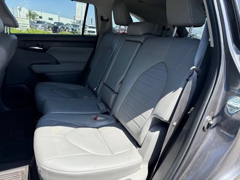 Used 2024 Toyota Highlander XLE AWD/4WD image 4