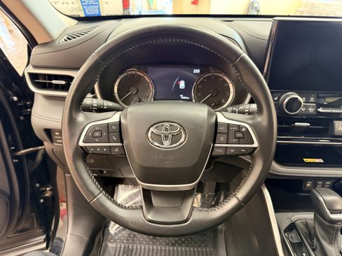 Used 2023 Toyota Highlander XLE AWD/4WD image 32