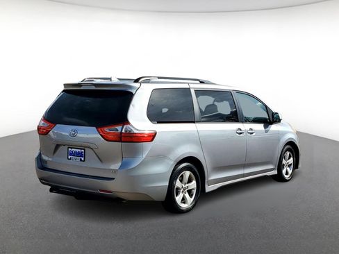 Used 2018 Toyota Sienna LE image 3