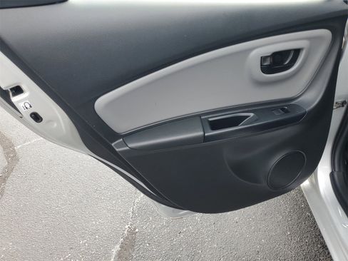 Used 2016 Toyota Yaris L image 19
