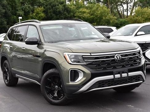 Used 2025 Volkswagen Atlas Peak Edition SE AWD/4WD image 2