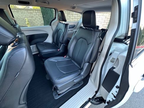 Used 2024 Chrysler Pacifica Limited FWD image 29