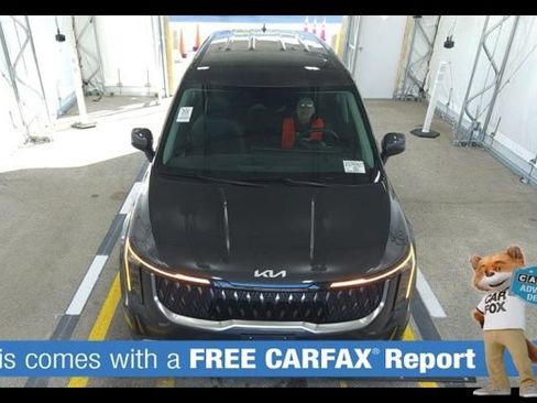 Used 2025 Kia Carnival image 2