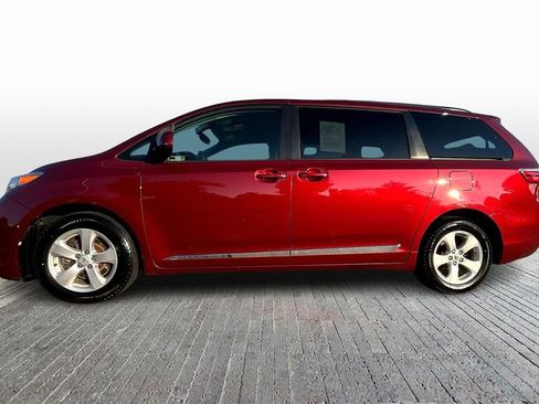 Used 2017 Toyota Sienna LE image 5
