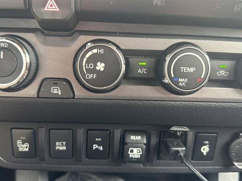 Used 2019 Toyota Tacoma TRD Off-Road w/ Technology Package AWD/4WD image 16