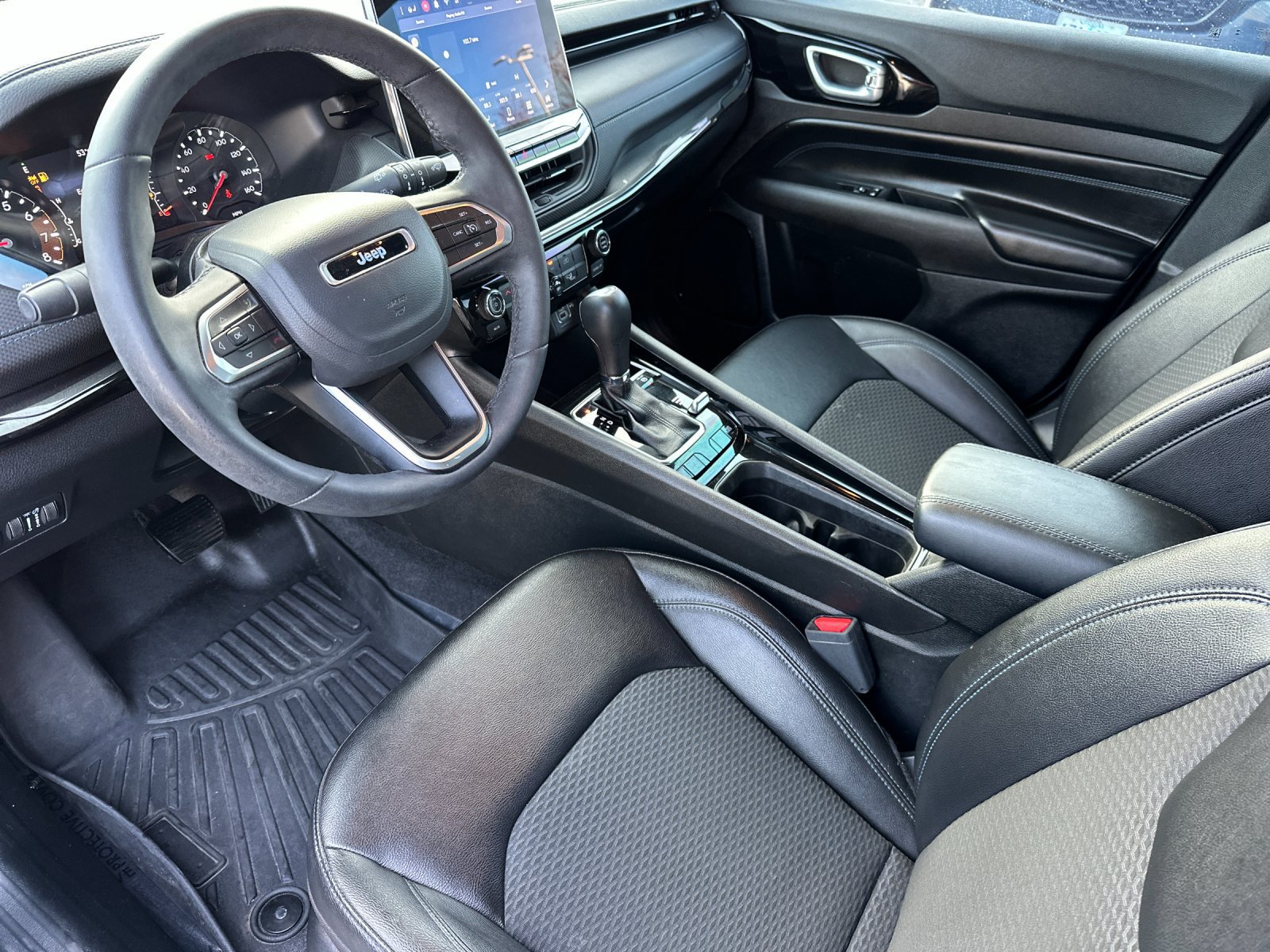 Used 2025 Jeep Compass Latitude w/ Altitude Special Edition AWD/4WD image 9
