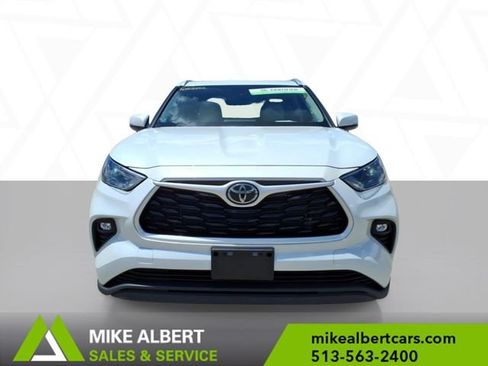 Used 2022 Toyota Highlander XLE AWD/4WD image 2