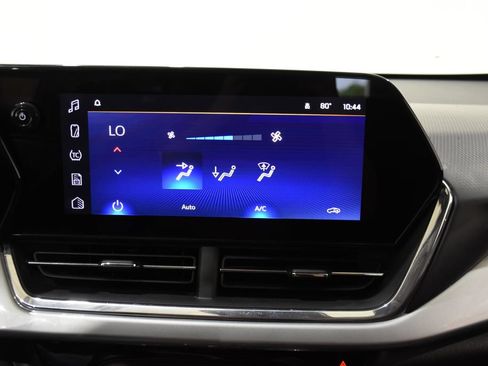 Used 2025 Chevrolet Trax LT w/ LT Convenience Package FWD image 17