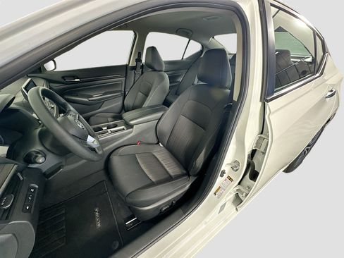 Used 2025 Nissan Altima 2.5 SV FWD image 13