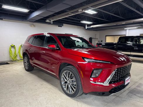 Certified 2025 Buick Enclave Avenir image 3