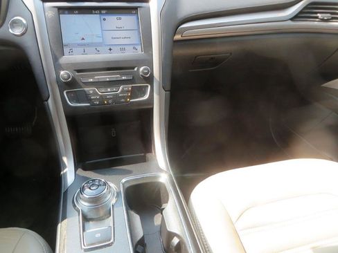 Used 2017 Ford Fusion SE w/ Fusion SE Technology Package FWD image 19