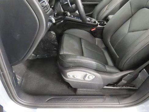 Certified 2026 Porsche Macan AWD/4WD image 40