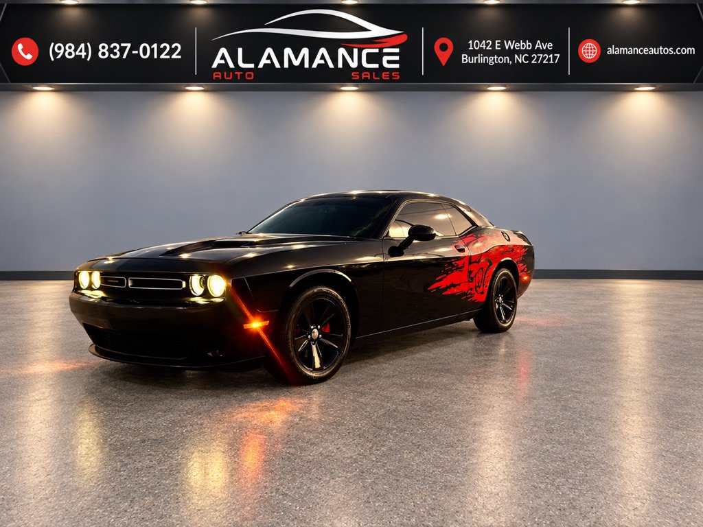 Used 2015 Dodge Challenger SXT RWD image 3