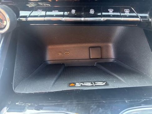 Used 2025 Chevrolet Traverse LT FWD image 19