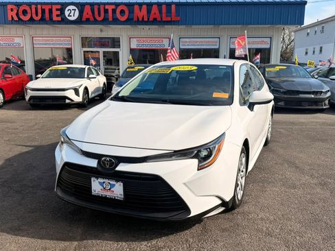 Used 2023 Toyota Corolla LE image 1