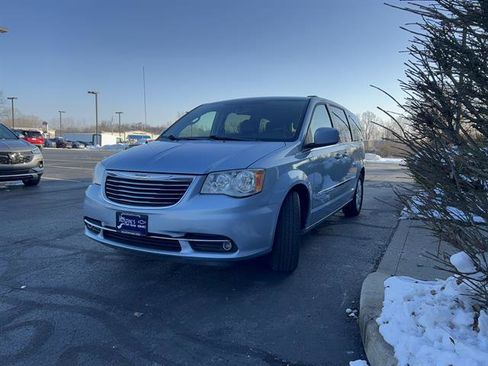 Used 2013 Chrysler Town & Country Touring image 3