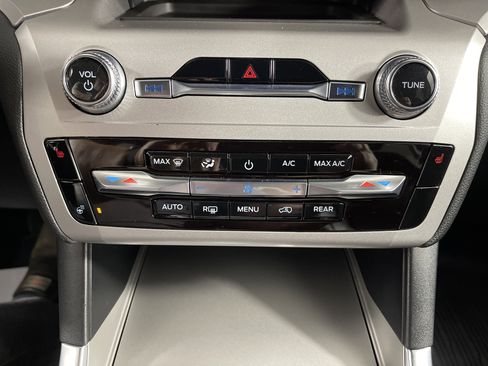 Used 2022 Ford Explorer XLT w/ Equipment Group 202A image 25