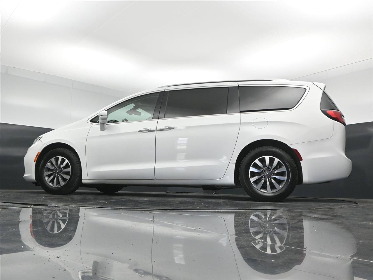 Used 2021 Chrysler Pacifica Touring-L FWD image 24