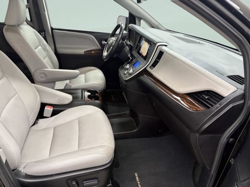 Used 2015 Toyota Sienna Limited image 26