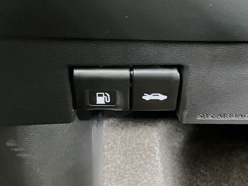 New 2025 Nissan Versa SR w/ Trunk Package FWD image 13