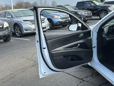 Used 2024 Hyundai Elantra SEL image 11