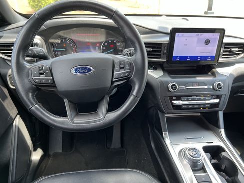 Used 2020 Ford Explorer XLT w/ Equipment Group 202A RWD image 30