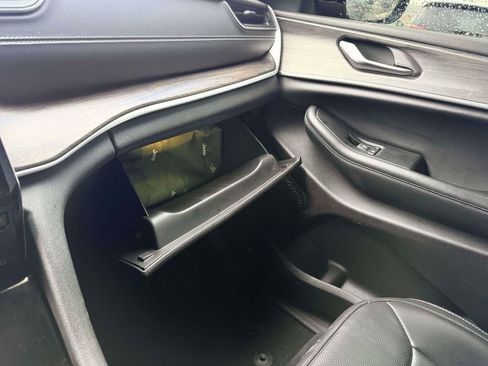 Used 2024 Jeep Grand Cherokee L Limited w/ Luxury Tech Group II image 28