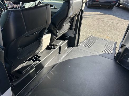 Used 2024 Chrysler Pacifica Touring-L image 23