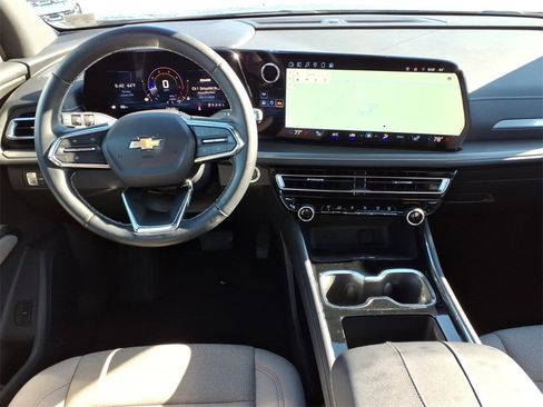 Used 2025 Chevrolet Traverse LT image 8