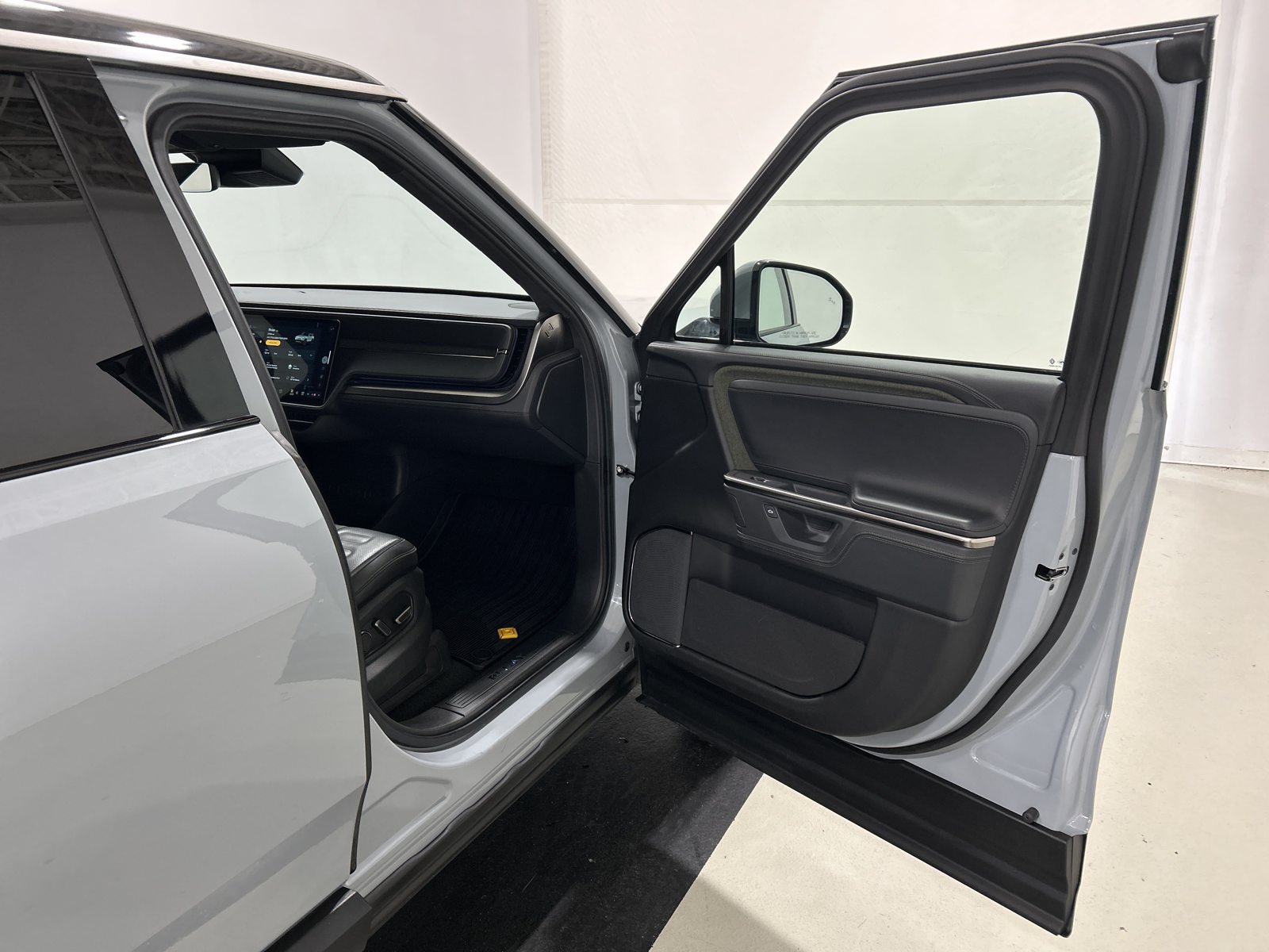 Used 2025 Rivian R1S Adventure Dual AWD/4WD image 18