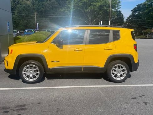 Used 2023 Jeep Renegade Latitude w/ Sun & Fun Group AWD/4WD image 2