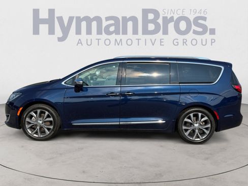 Used 2018 Chrysler Pacifica Limited w/ Tire & Wheel Group FWD image 6