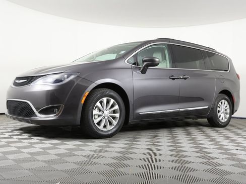 Used 2017 Chrysler Pacifica Touring-L image 1