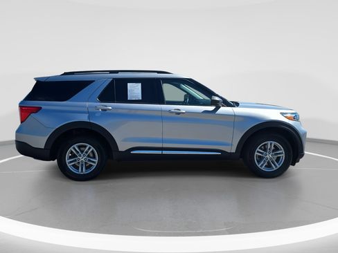 Used 2021 Ford Explorer XLT image 4