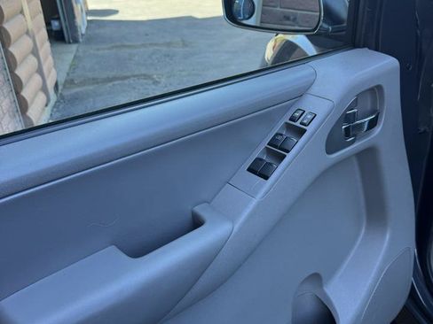 Used 2014 Nissan Frontier SL w/ SL Moonroof Package AWD/4WD image 6